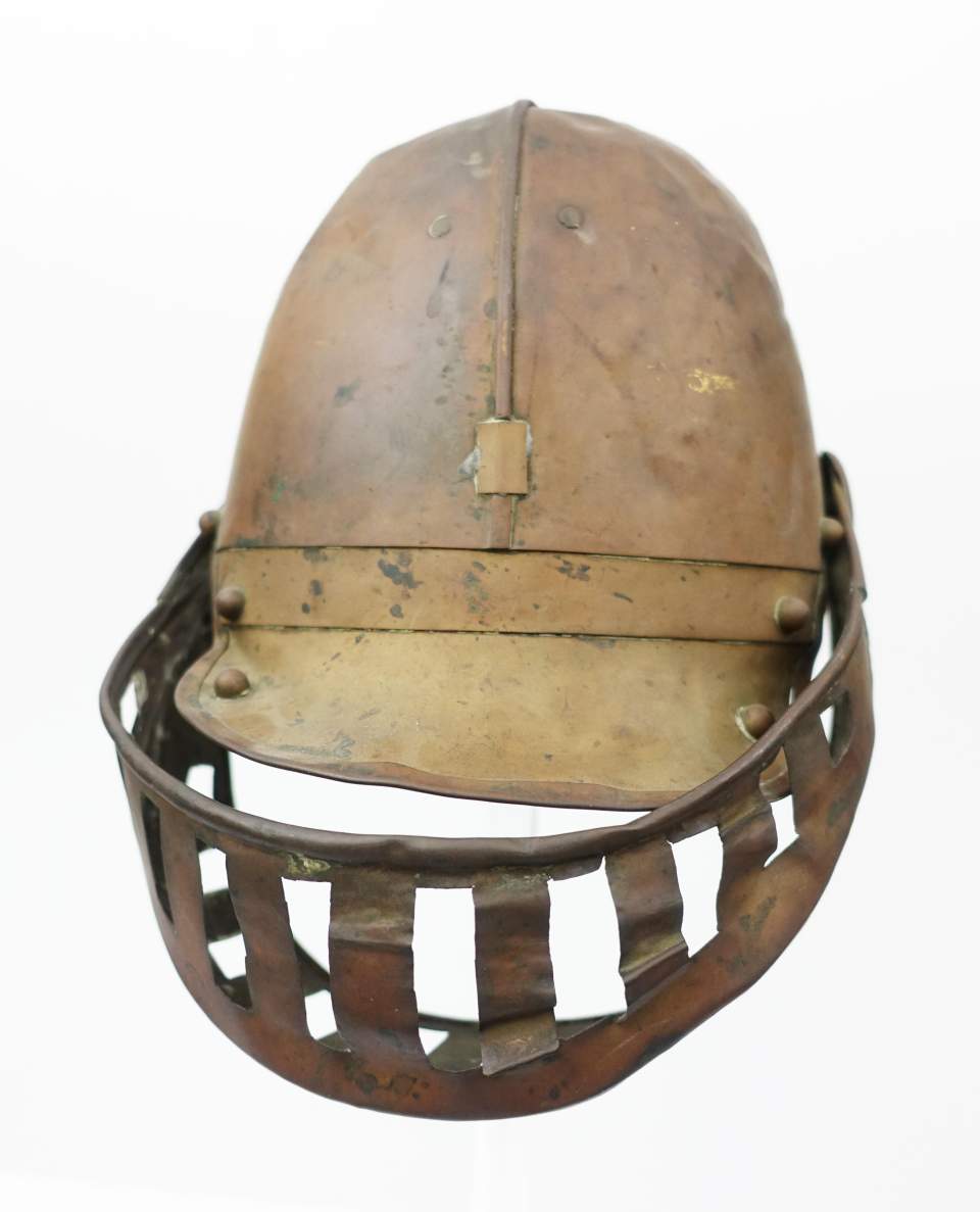 Sturmhaube aus Kupfer mit Klappvisier.