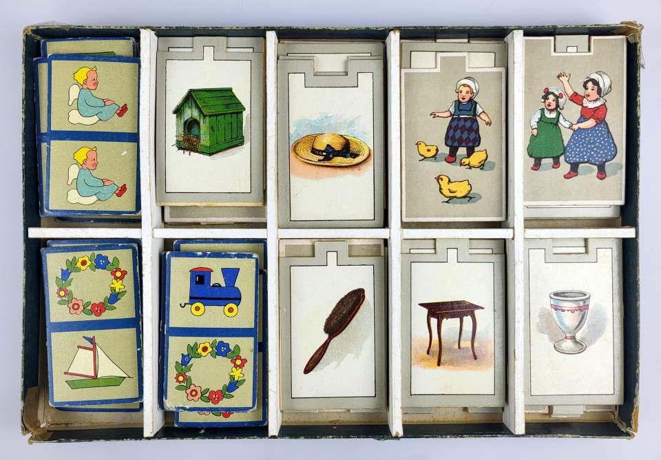 Spiel, Gesellschaftsspiel Kartenhäuser bauen