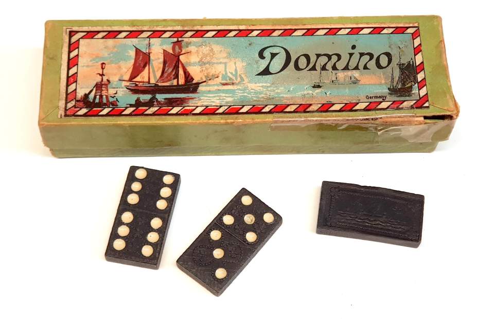 Domino, Spiel mit Schachtel