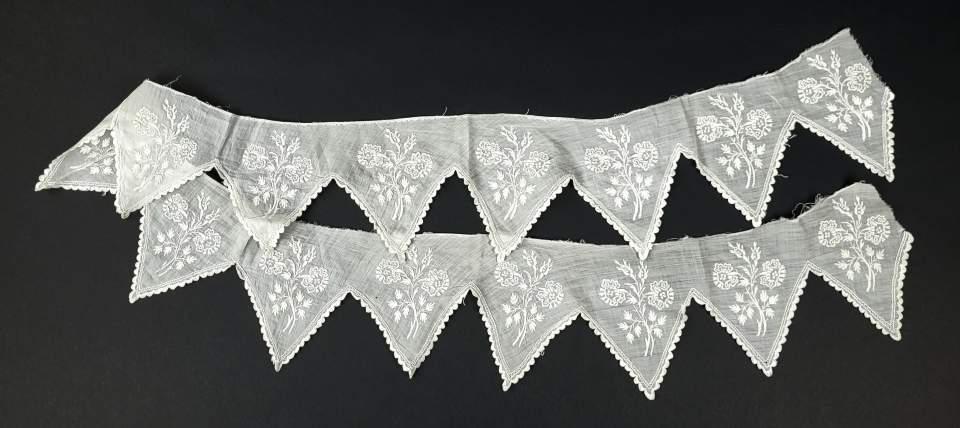 Fragment mit Weissstickerei