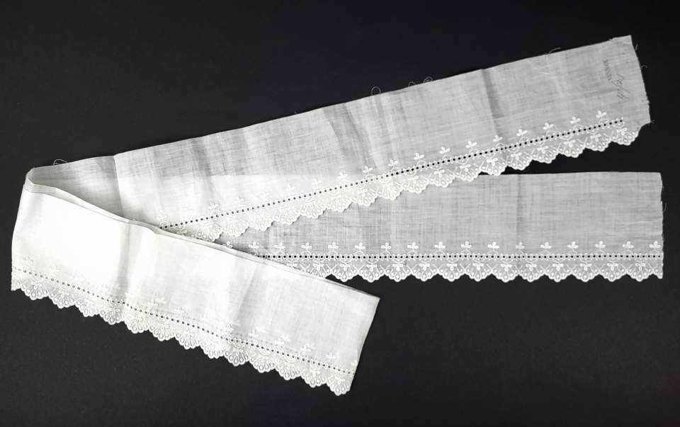 Fragment mit Weissstickerei,Lochstickerei