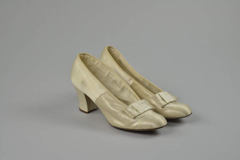 1 Paar Damenschuhe mit Masche, Pumps