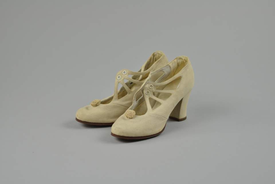 1 Paar Mädchen- oder Damenschuhe mit Stegen, Riemenpumps
