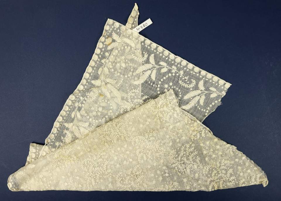 Dreiecktuch (Fichu), Weiss-Stickerei, Fragment