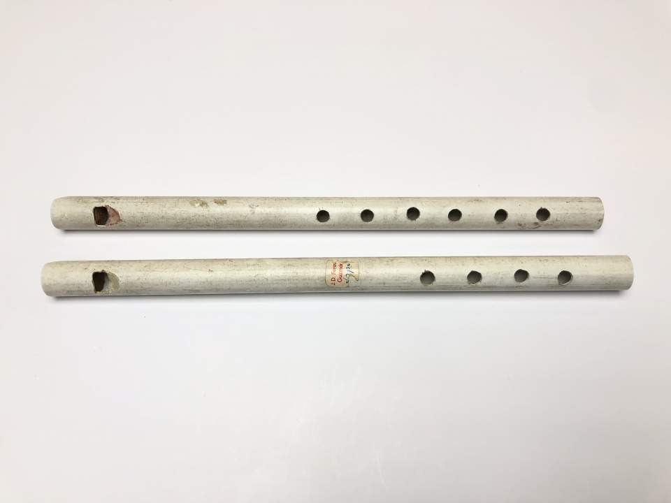 2 weisse Flöten