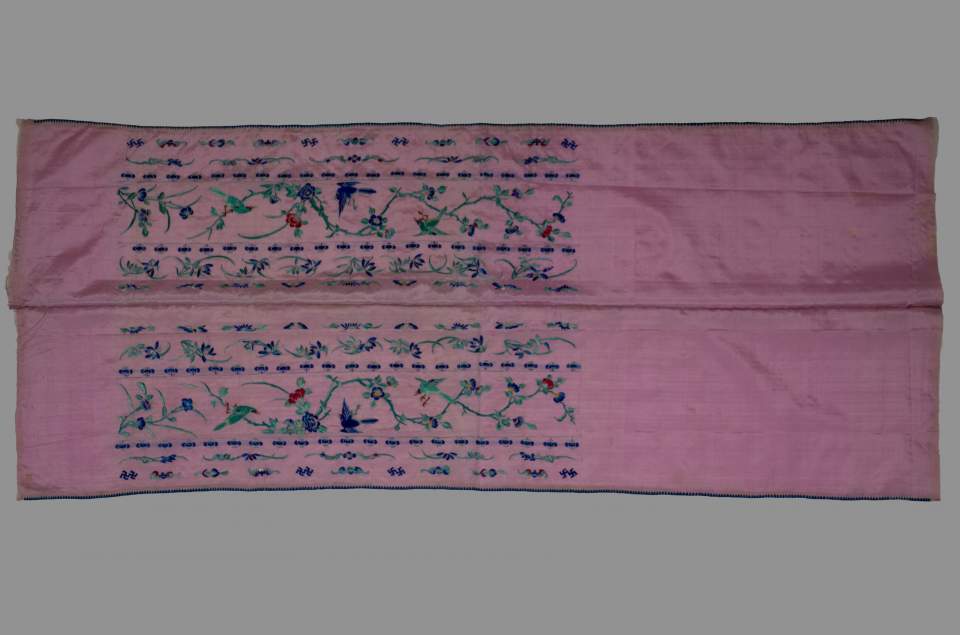 Zwei Streifen mit Stickereien für einen Vorhang