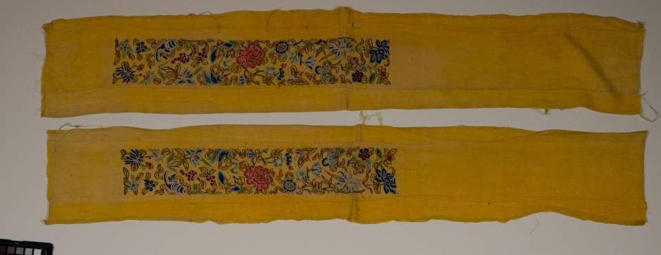 Zwei Streifen mit Stickereien als Raumschmuck