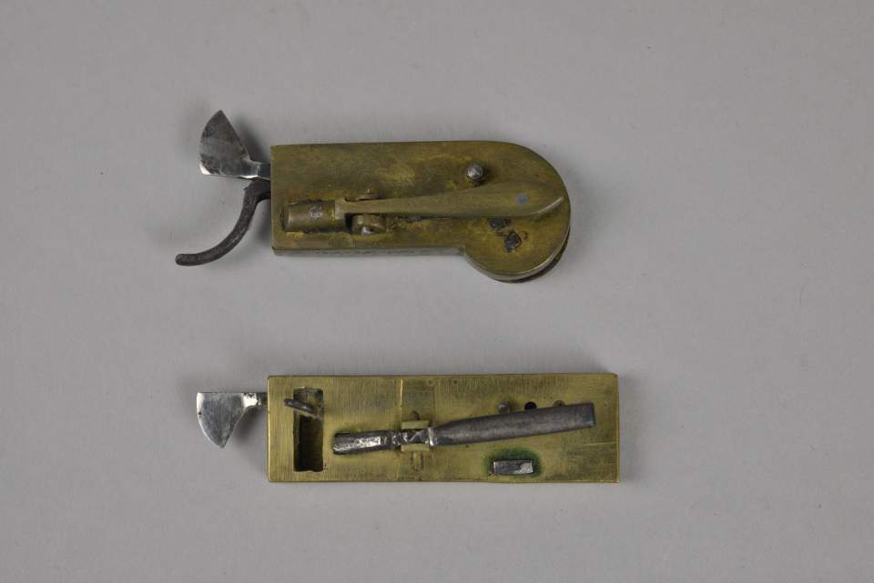 Zwei Aderlassschnäpper, Aderlassmesser
