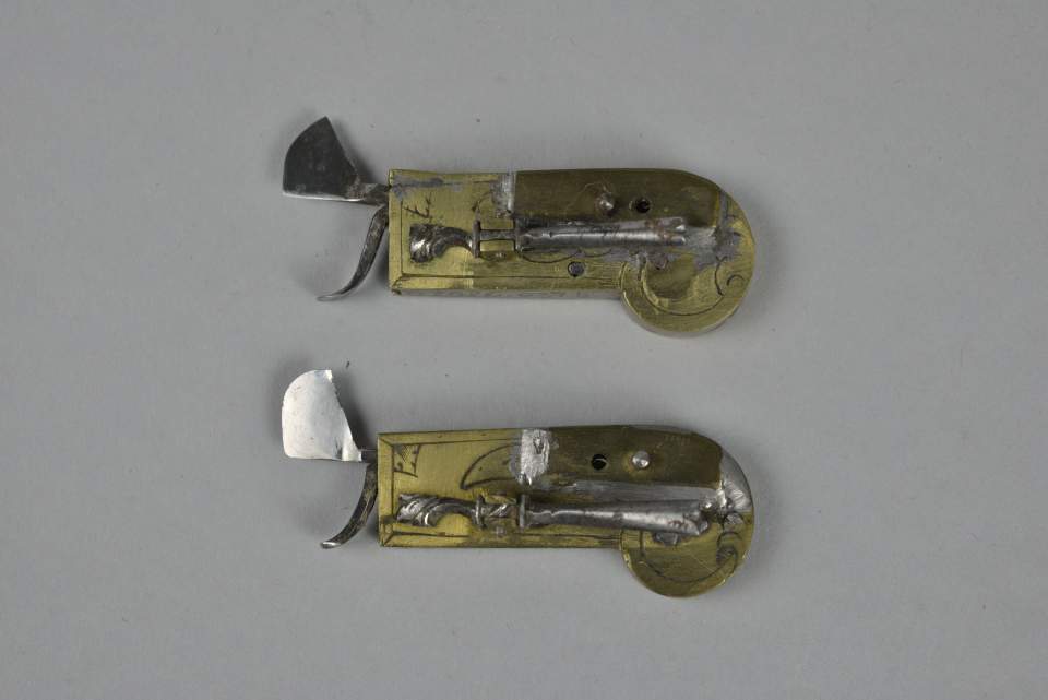Zwei Aderlassschnäpper mit Etui, Aderlassmesser