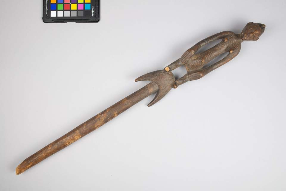 Holzfigur Stab mit Figur
