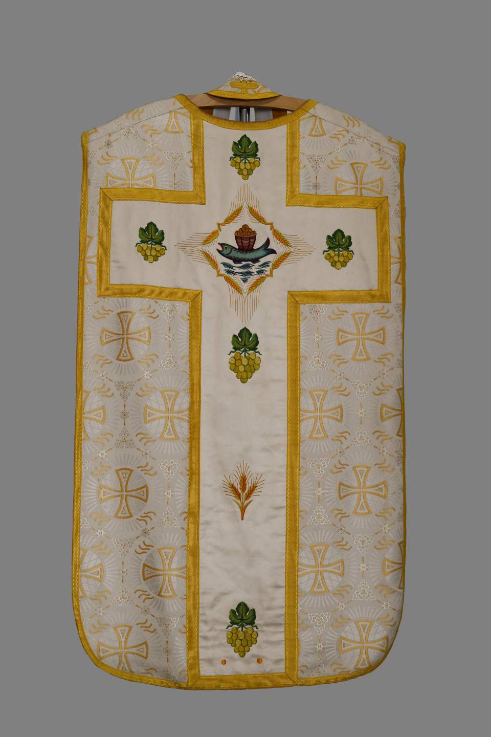 Kasel (Messgewand) mit Stola, Kelchvelum, Bursa und Manipel