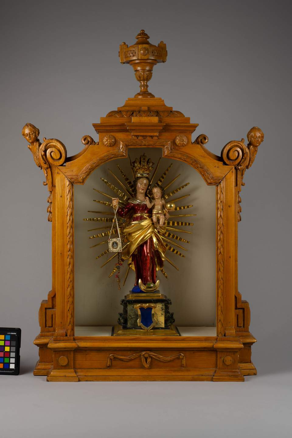 Madonna in Gehäuse