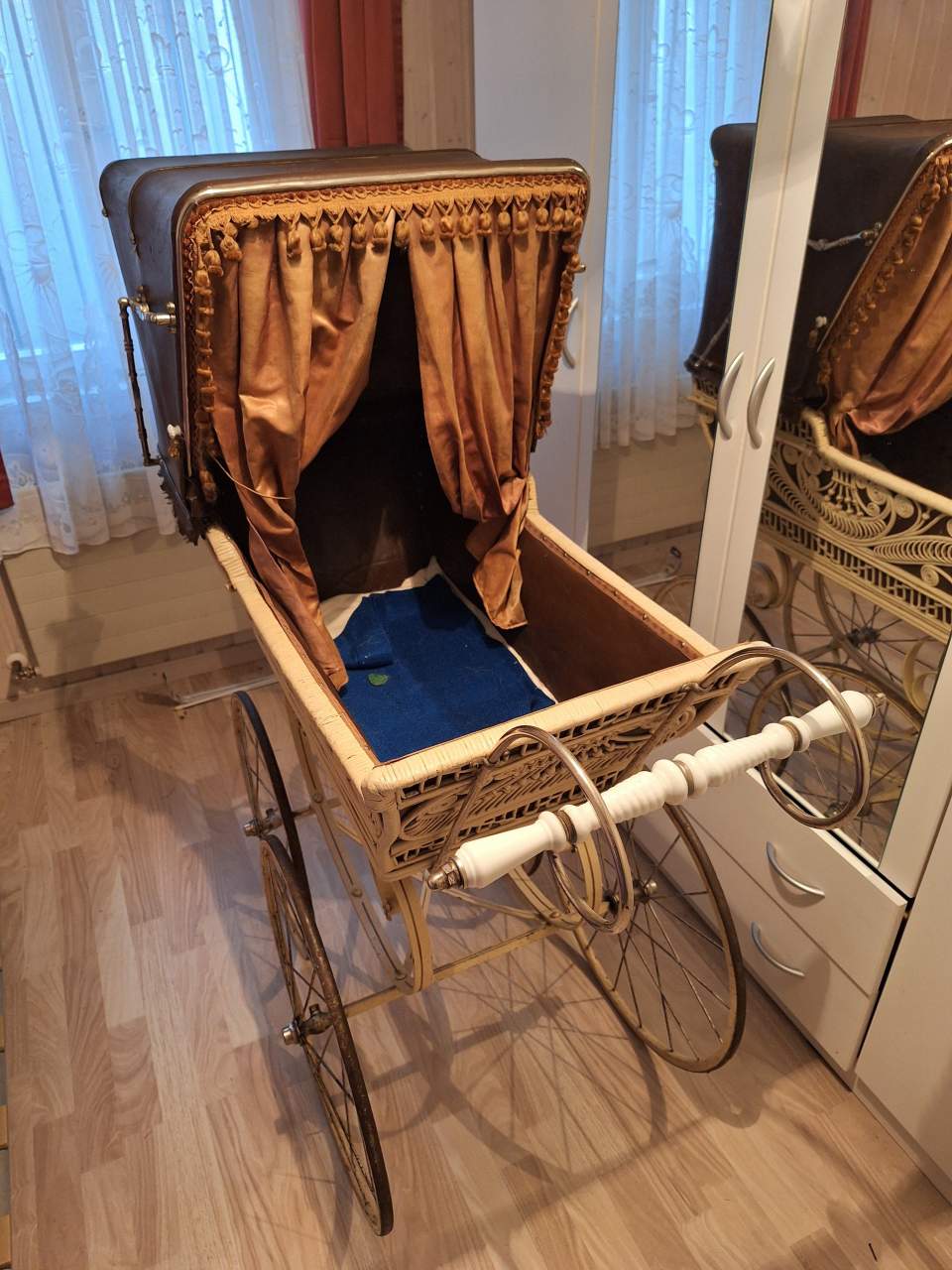 Stubenwagen mit Verdeck und Sichtschutz, Kinderwagen