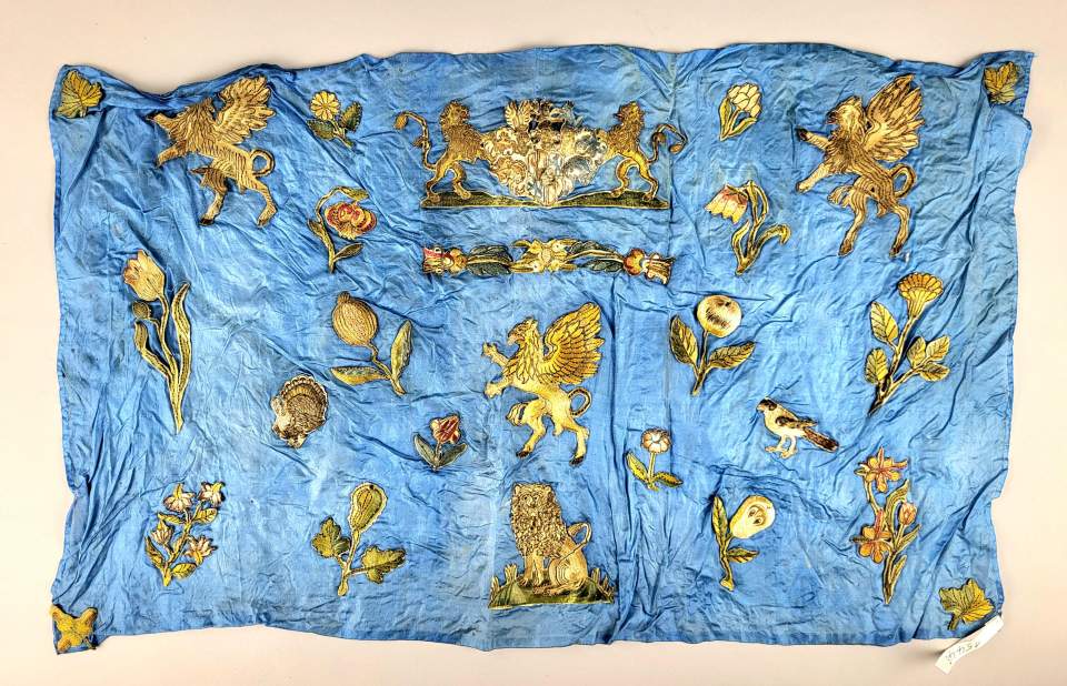 Decke mit aufgenähten Objekten in Seiden- und Metallfaden - Stickerei