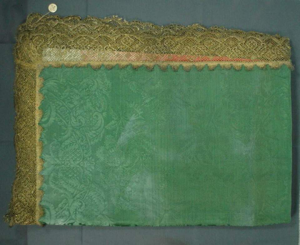 Damastdecke mit Goldspitze