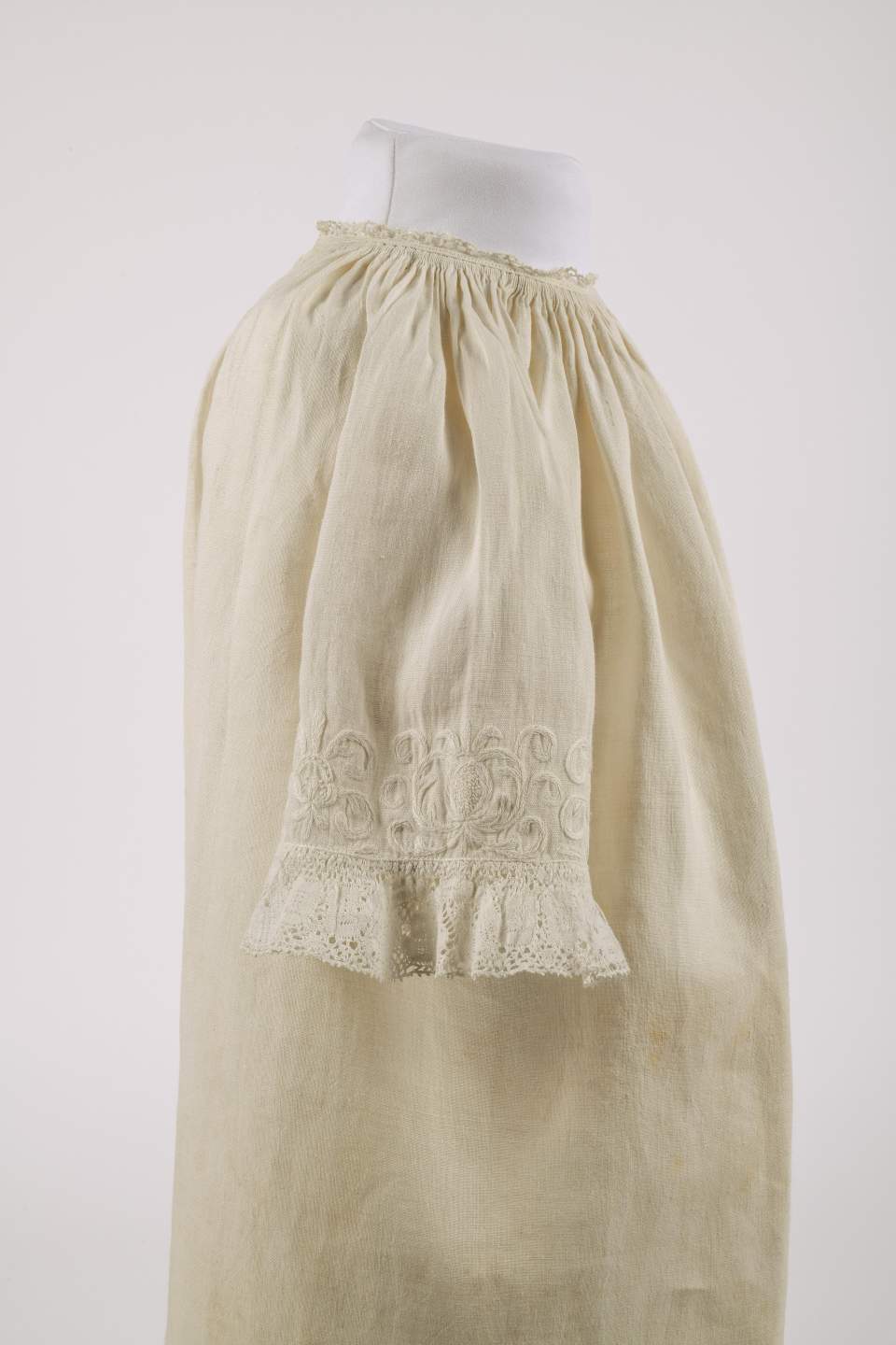 Unterhemd aus der Familie Müller-Friedberg, Kinderkleid