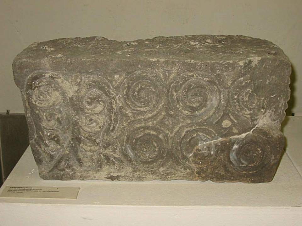 Kämpferfragment aus der Stiftskirche in Schänis, Fragment