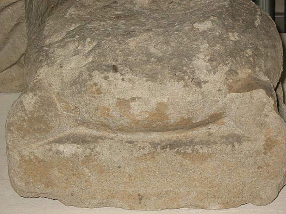 Säulenbasis aus der Stiftskirche Schänis, Fragment