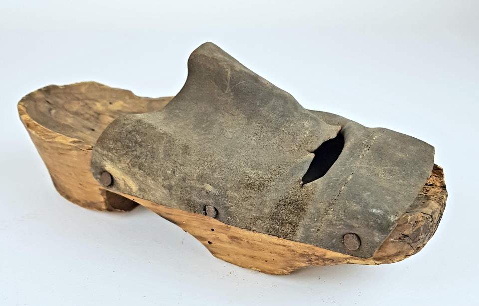 Holzschuh mit Rohlederkappe