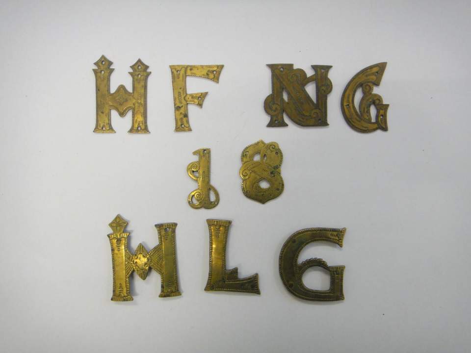 9 messingene Zahlen und Buchstaben von Hosenträger -und Halsbandfiguren