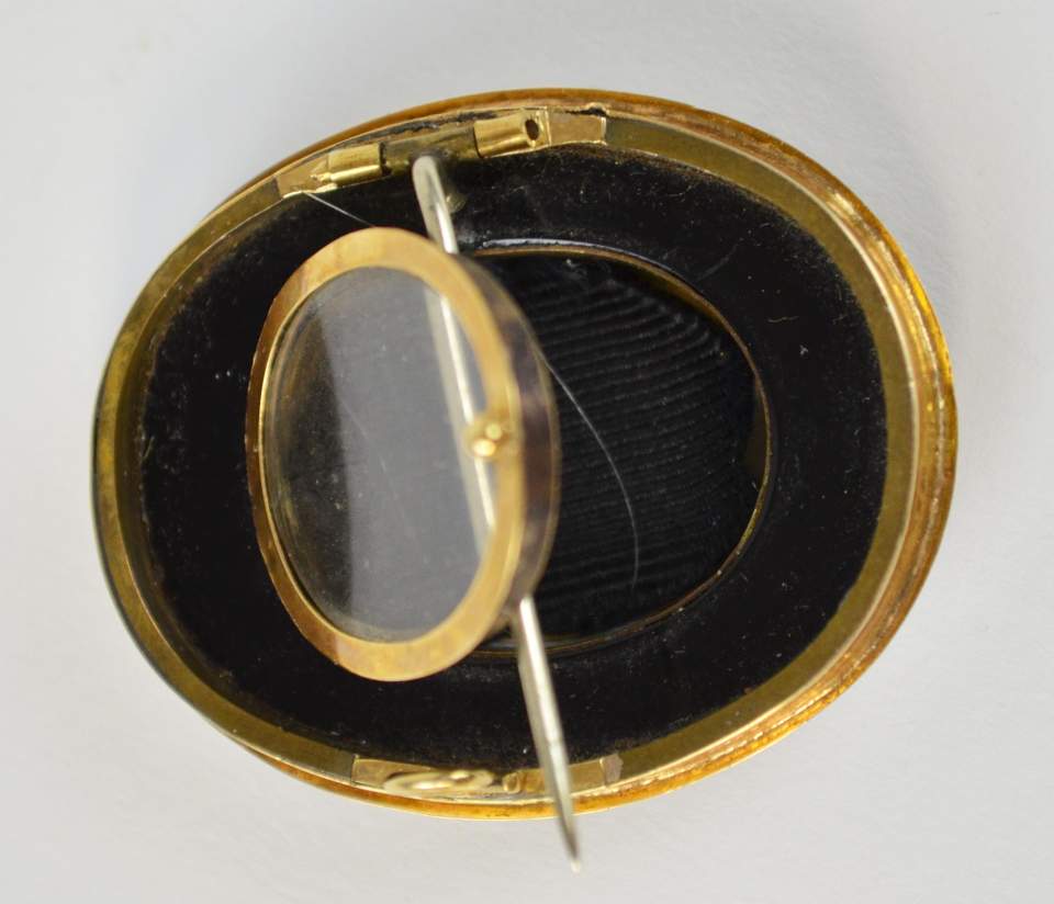 Schwarze Brosche mit Nadel