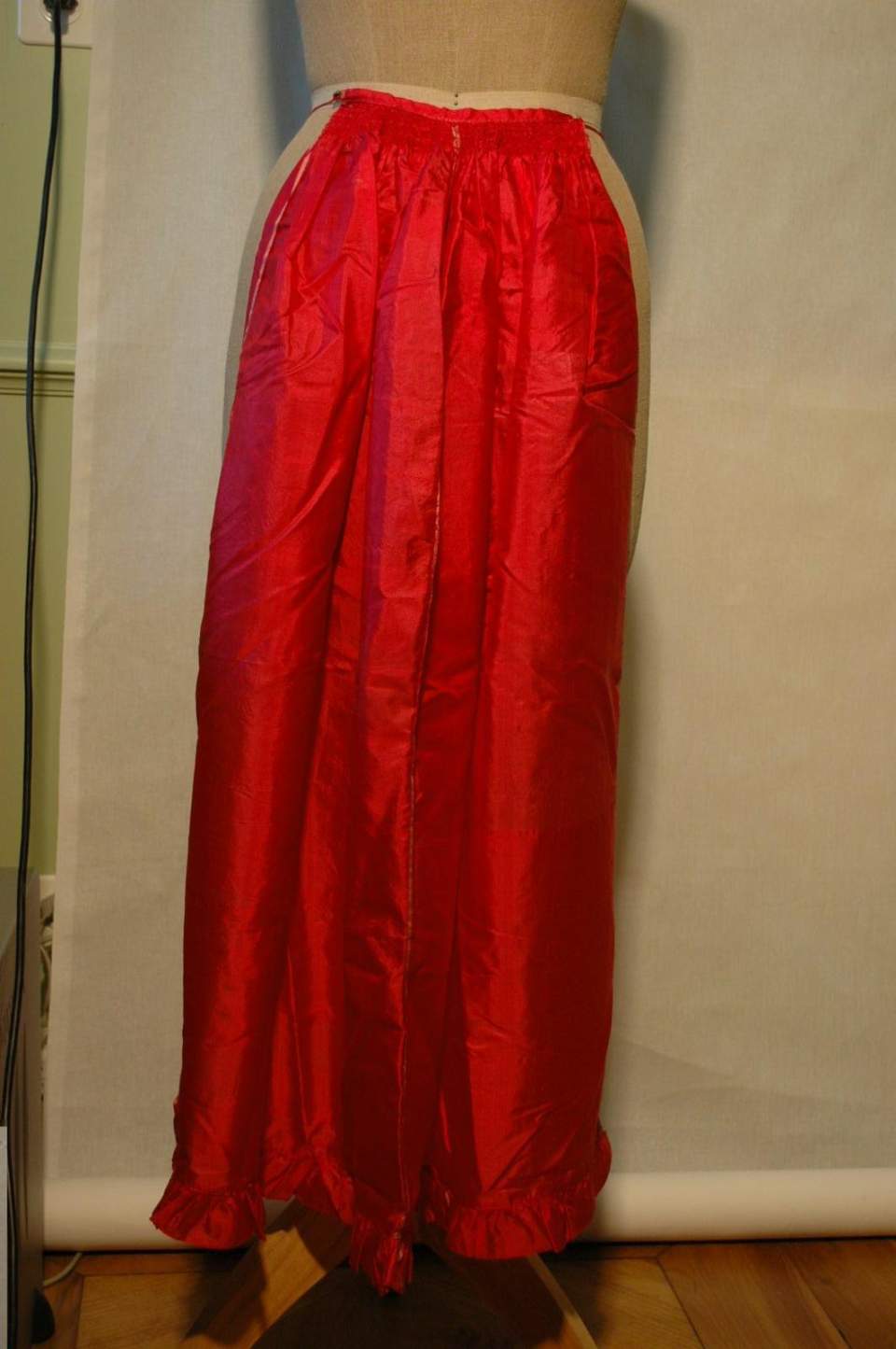 Schürze aus roter Seide
