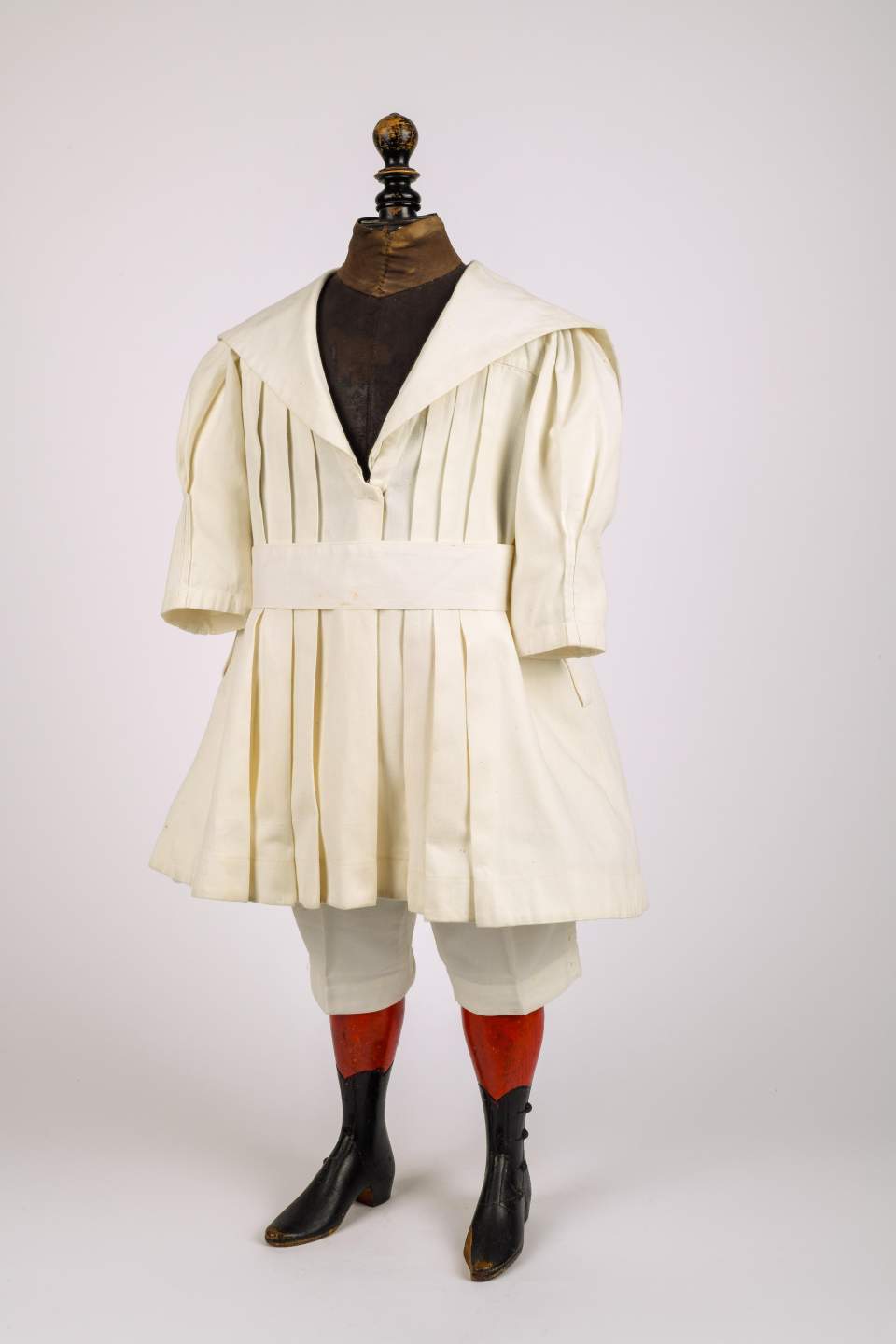 Knabenanzug mit Matrosenkragen, Kinderkleid