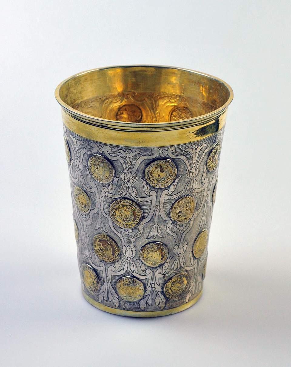 Becher, Münzbecher