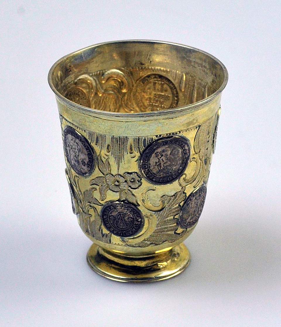 Becher, Münzbecher