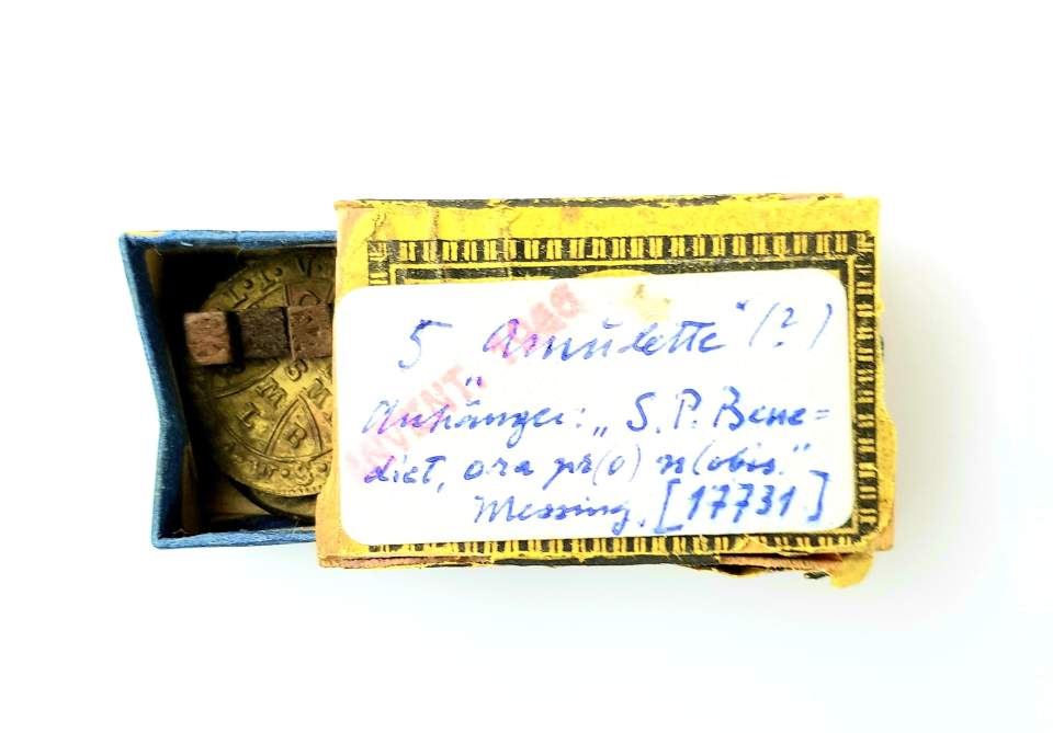 5 Messinganhänger, Amulette, Hl Benedikt und Torso einer Mönchsfigur ohne Kopf