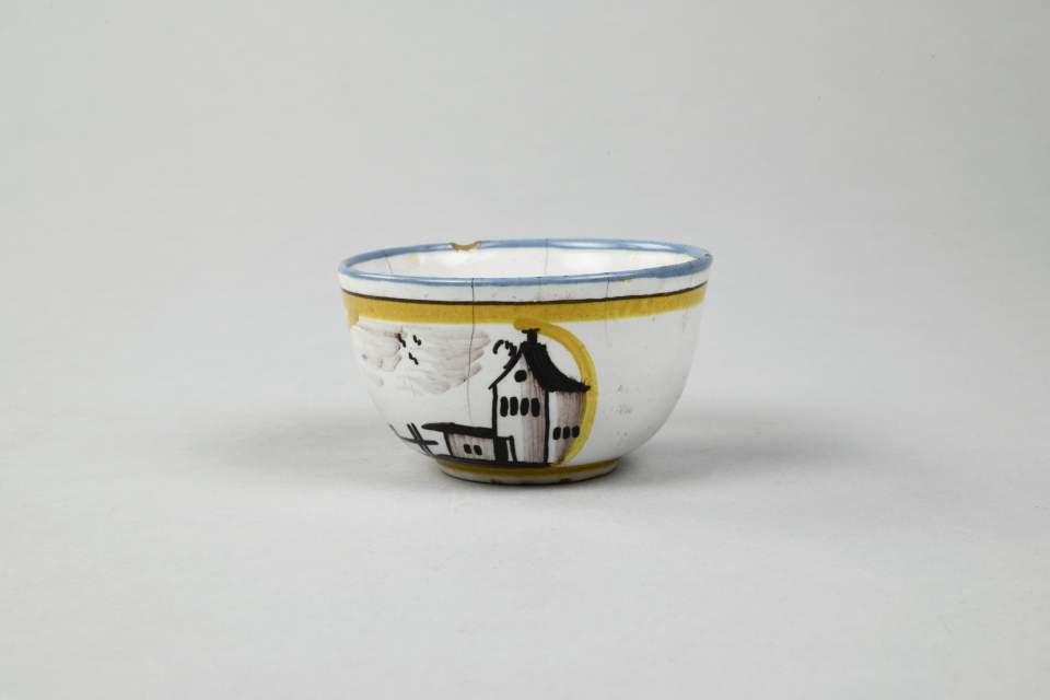 Tasse, weiss mit gelbem Rand und schwarzem Turmhaus